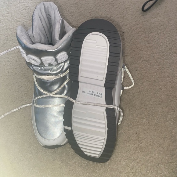 Micheal Kors moon boots - Picture 5 of 5